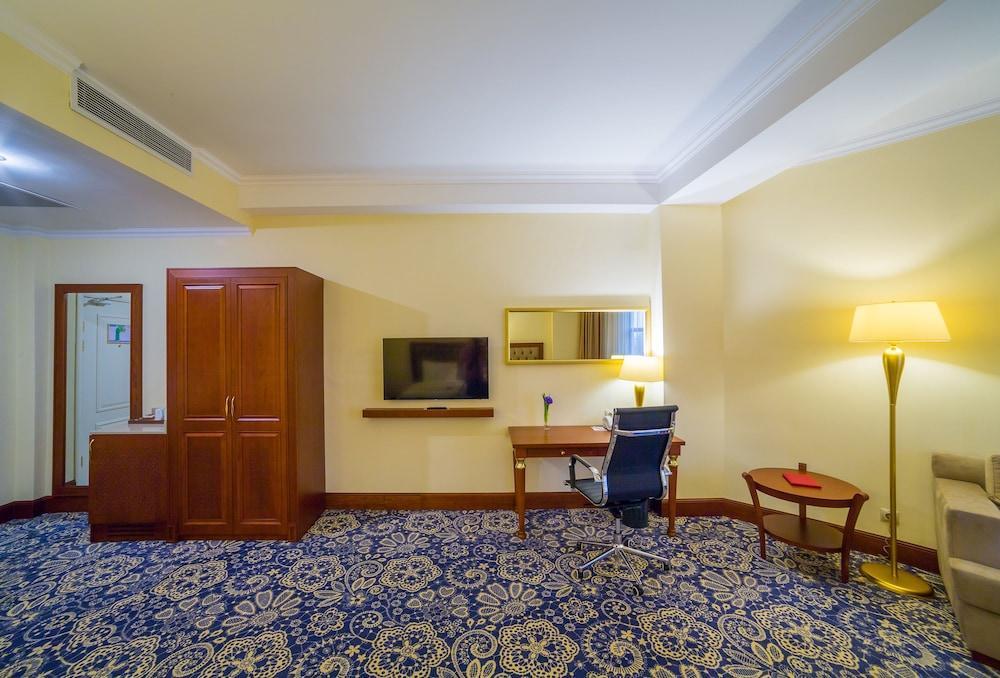 Ramada By Wyndham Almaty Hotell Exteriör bild