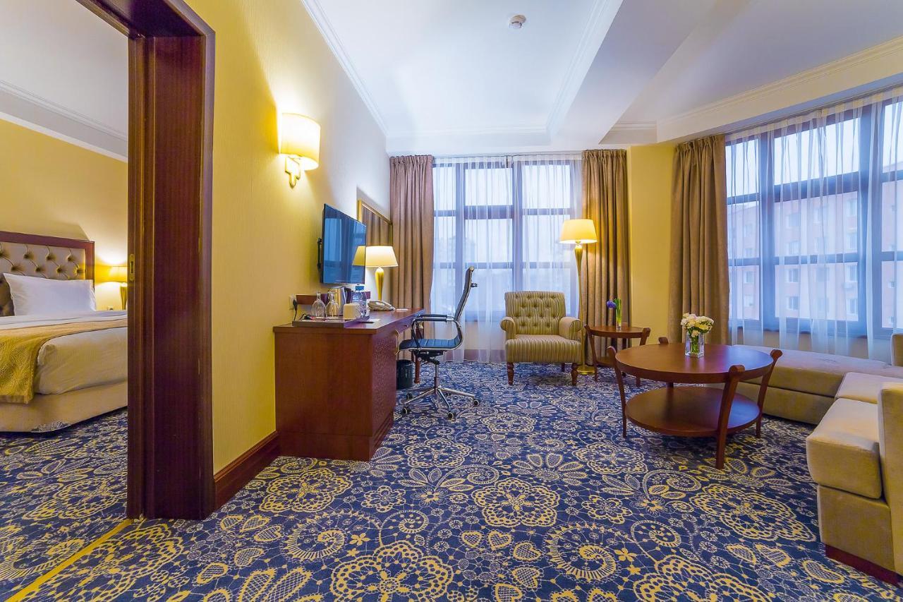 Ramada By Wyndham Almaty Hotell Exteriör bild