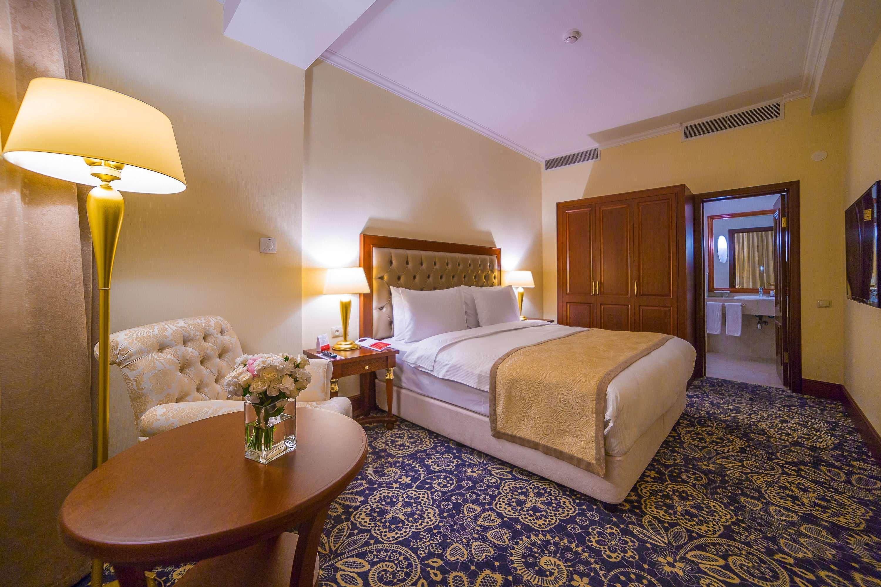 Ramada By Wyndham Almaty Hotell Exteriör bild