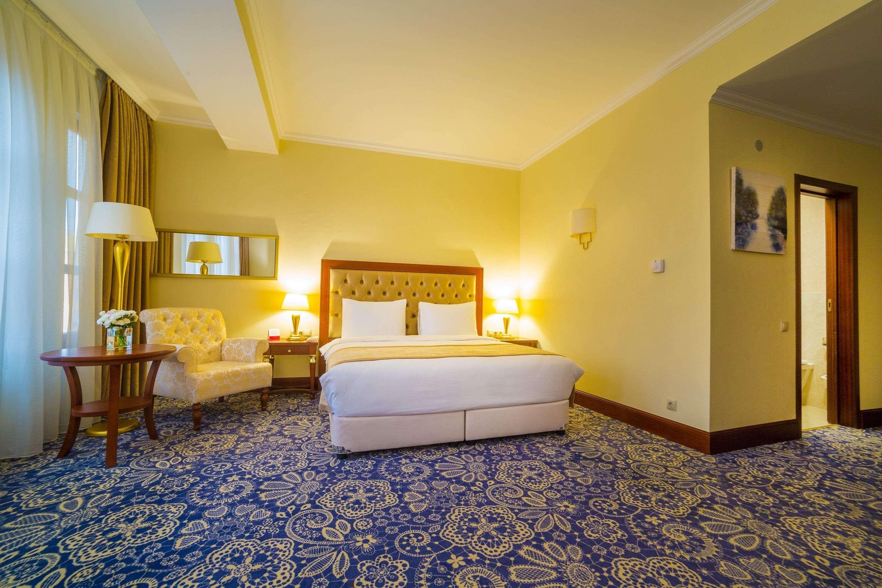 Ramada By Wyndham Almaty Hotell Exteriör bild