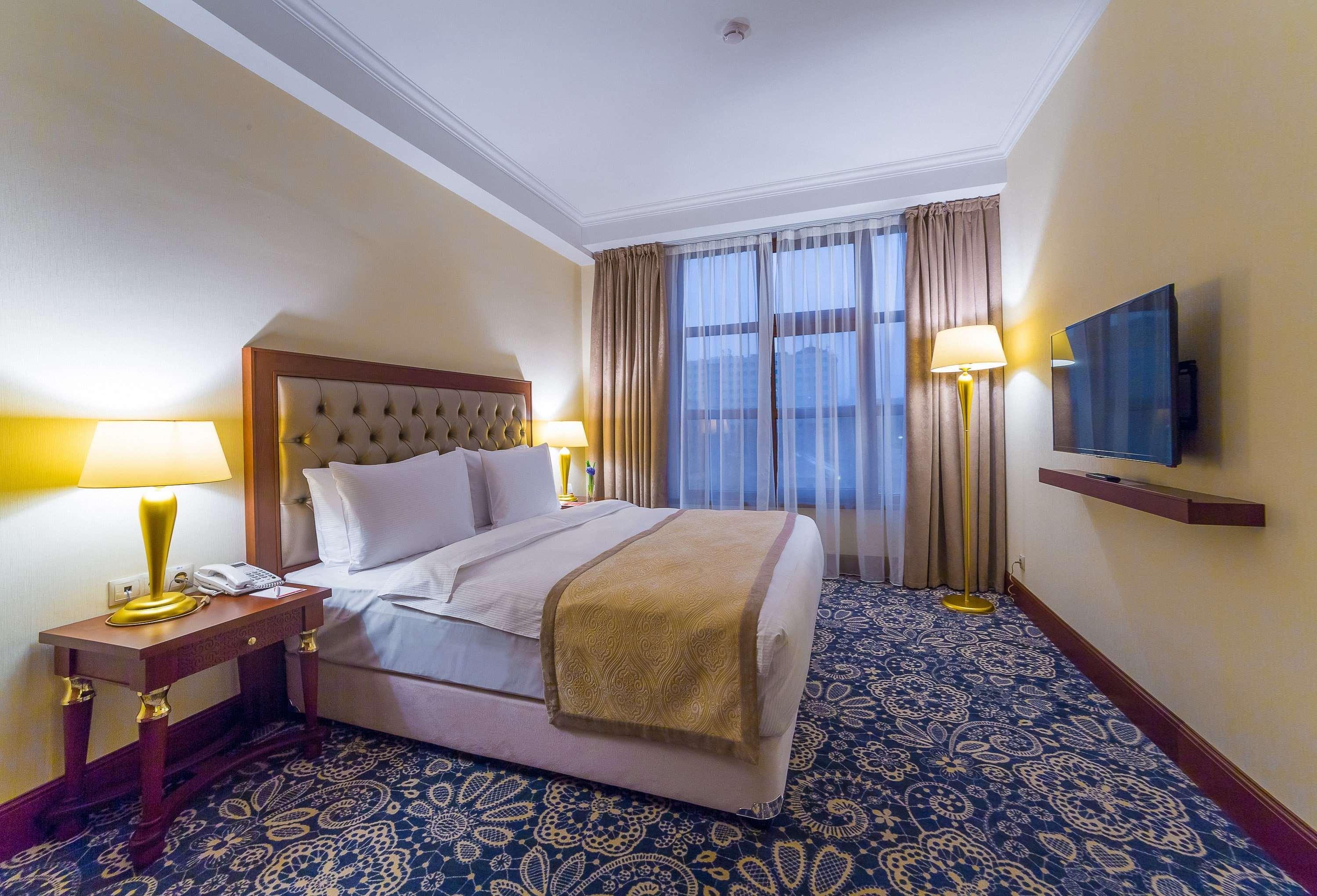 Ramada By Wyndham Almaty Hotell Exteriör bild