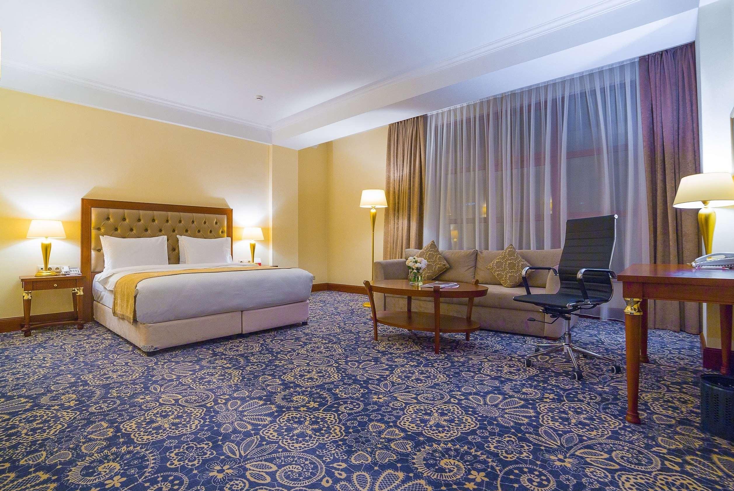 Ramada By Wyndham Almaty Hotell Exteriör bild