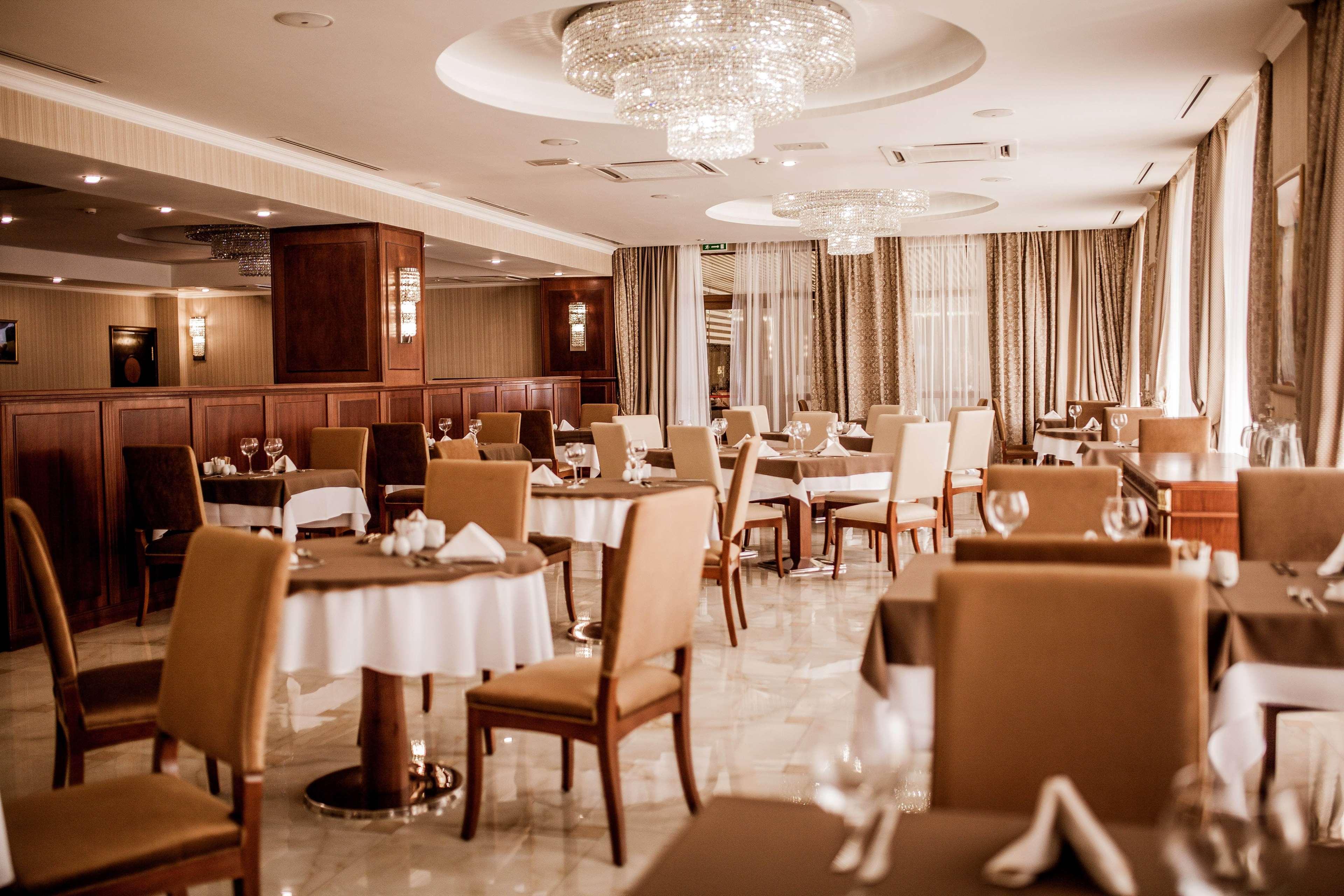 Ramada By Wyndham Almaty Hotell Exteriör bild