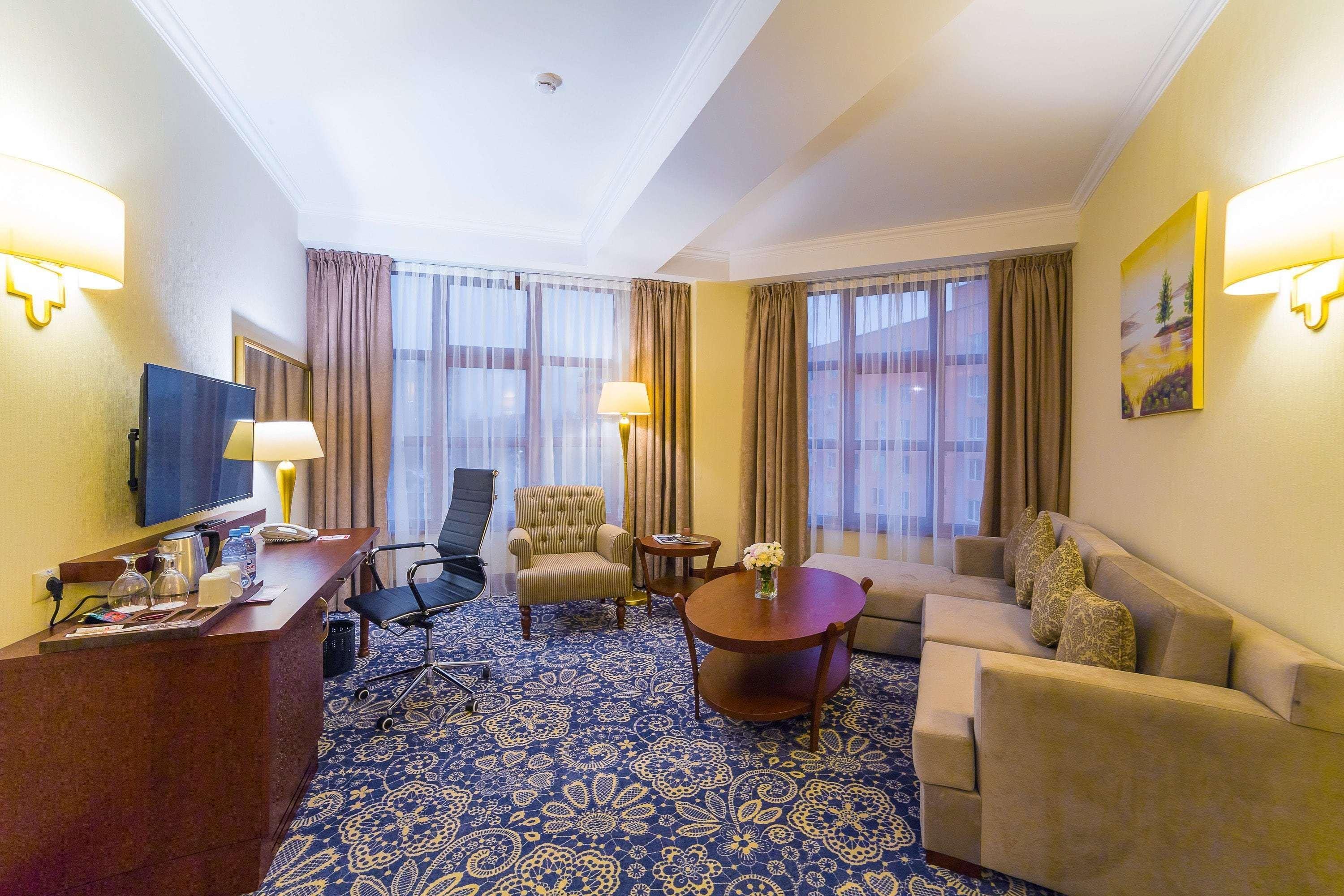 Ramada By Wyndham Almaty Hotell Exteriör bild