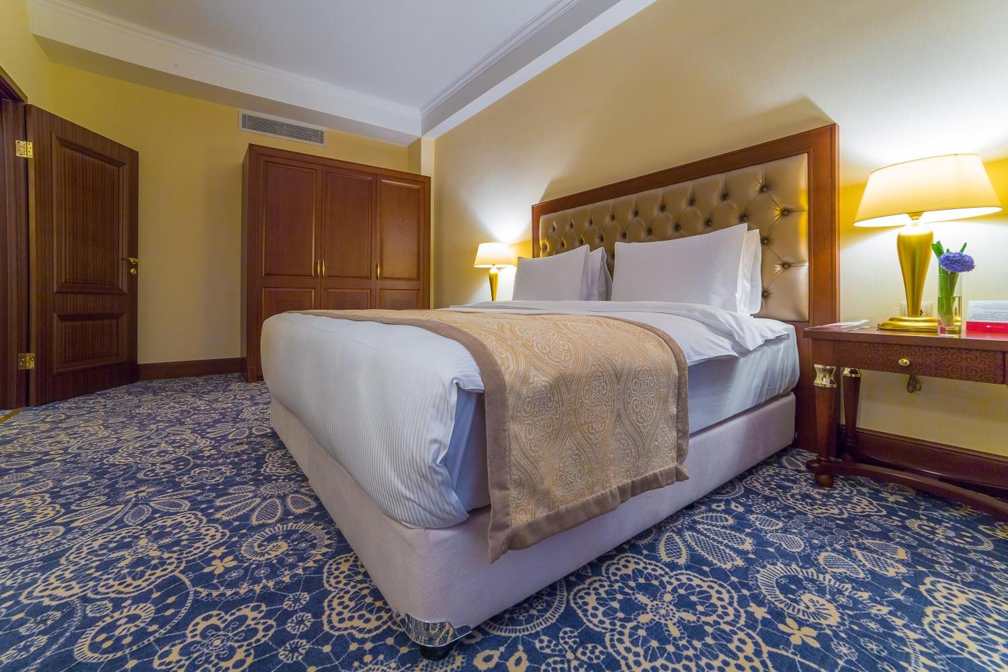 Ramada By Wyndham Almaty Hotell Exteriör bild