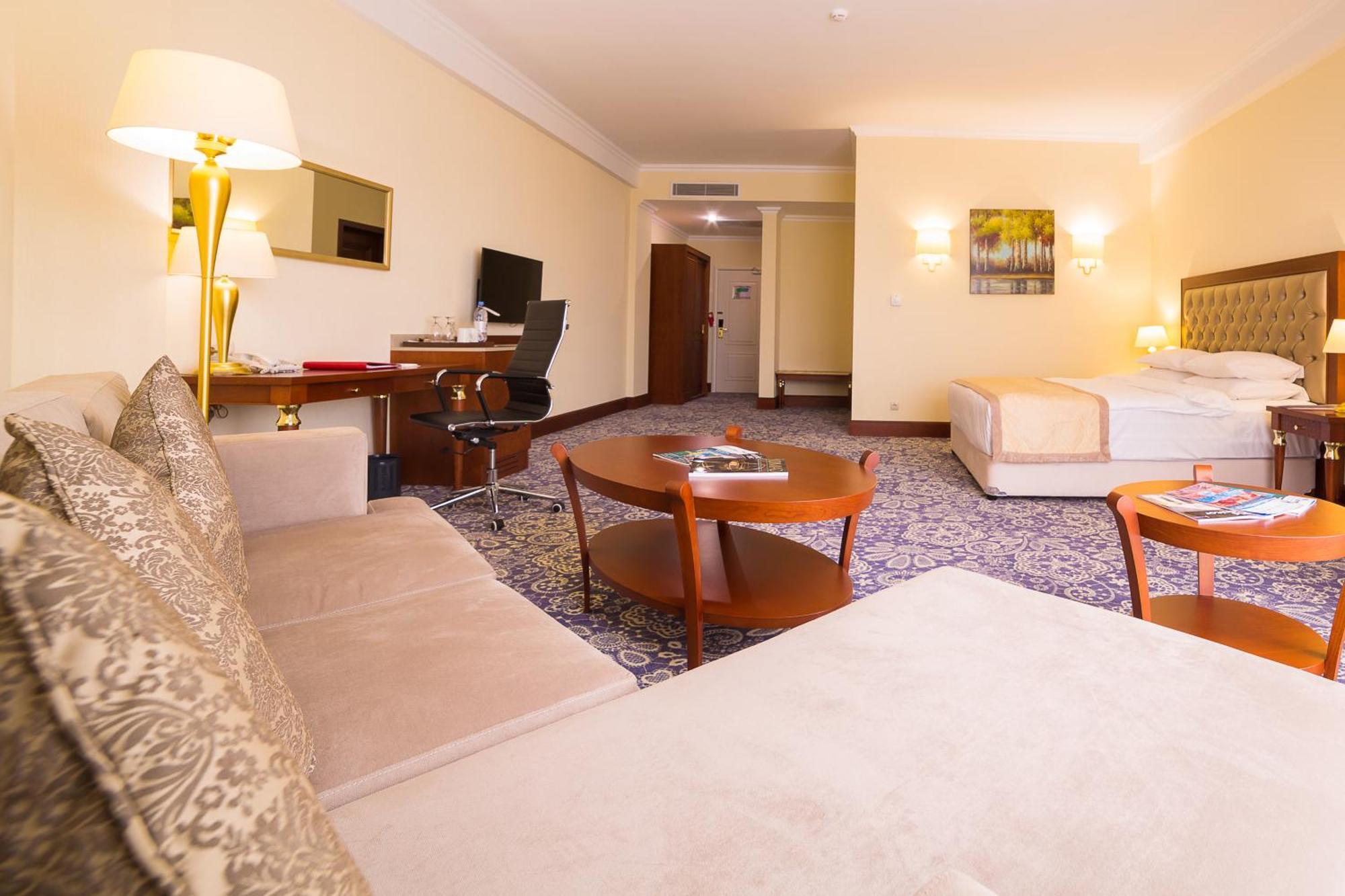 Ramada By Wyndham Almaty Hotell Exteriör bild