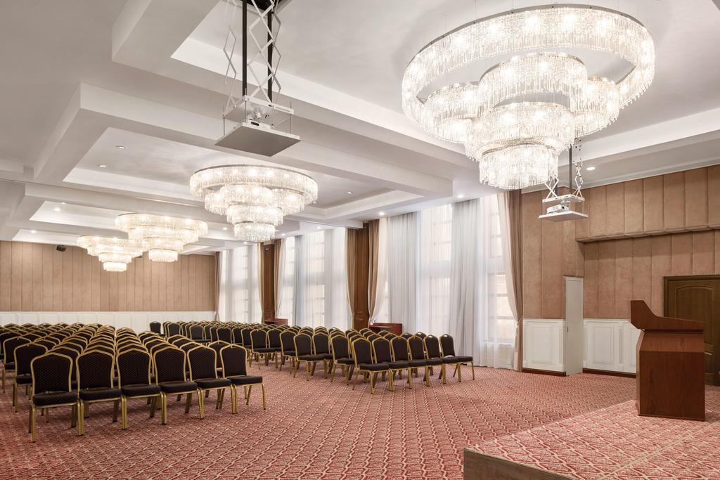 Ramada By Wyndham Almaty Hotell Exteriör bild