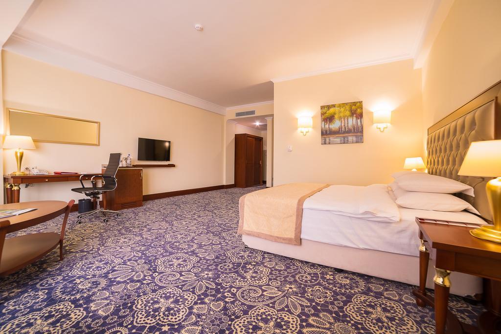 Ramada By Wyndham Almaty Hotell Exteriör bild
