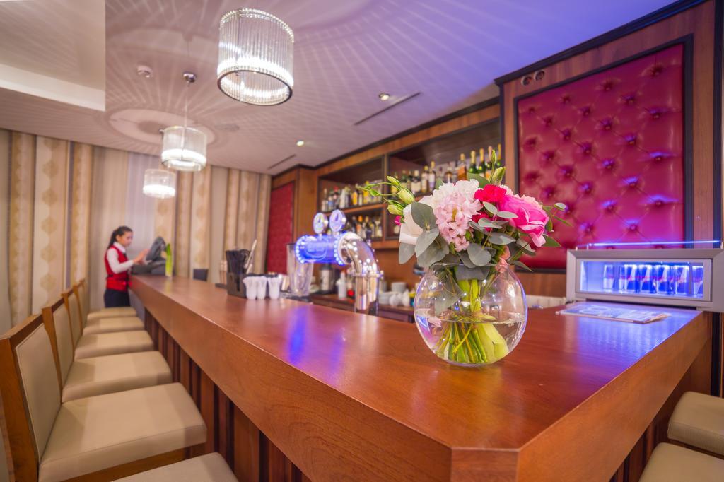 Ramada By Wyndham Almaty Hotell Exteriör bild