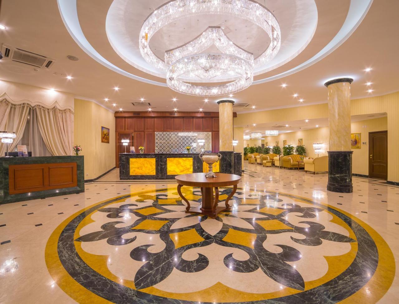 Ramada By Wyndham Almaty Hotell Exteriör bild