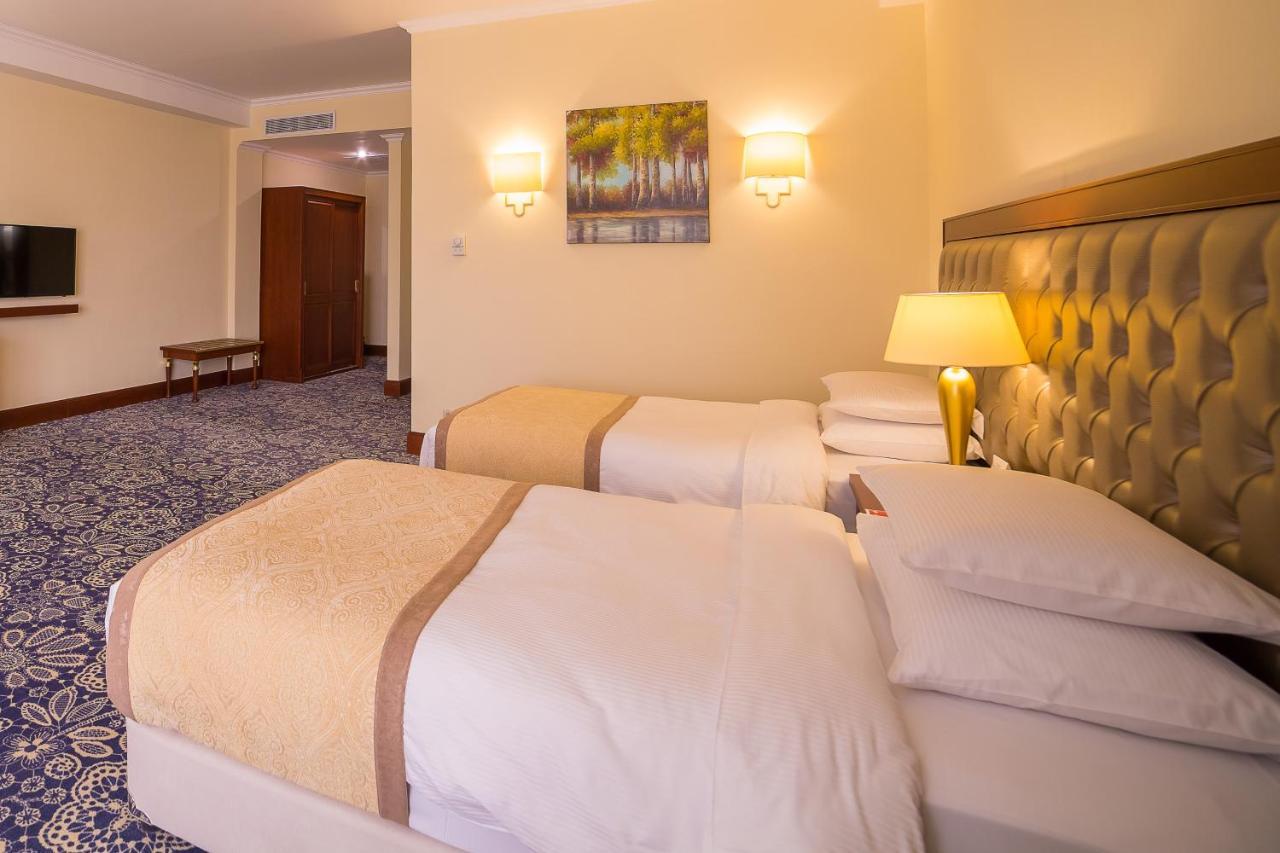 Ramada By Wyndham Almaty Hotell Exteriör bild