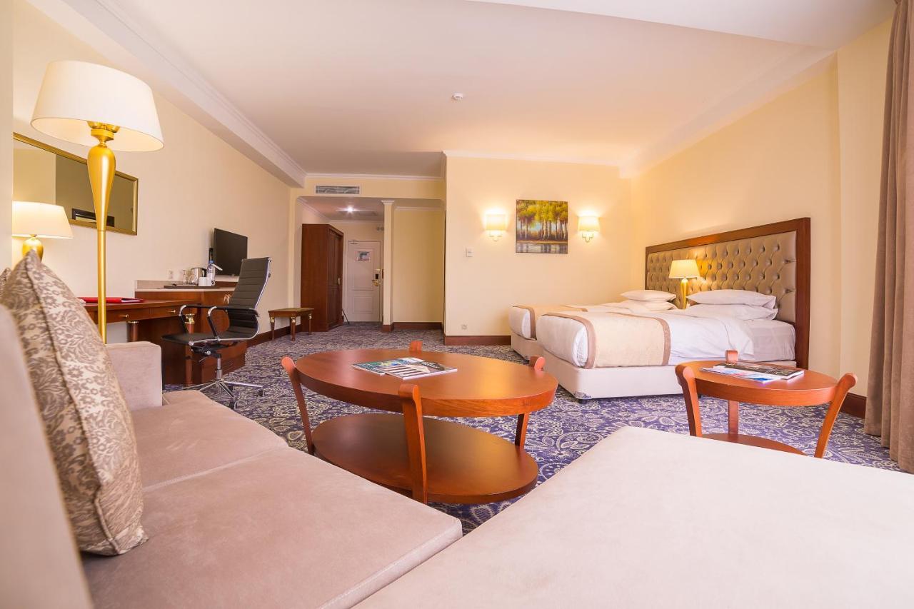 Ramada By Wyndham Almaty Hotell Exteriör bild