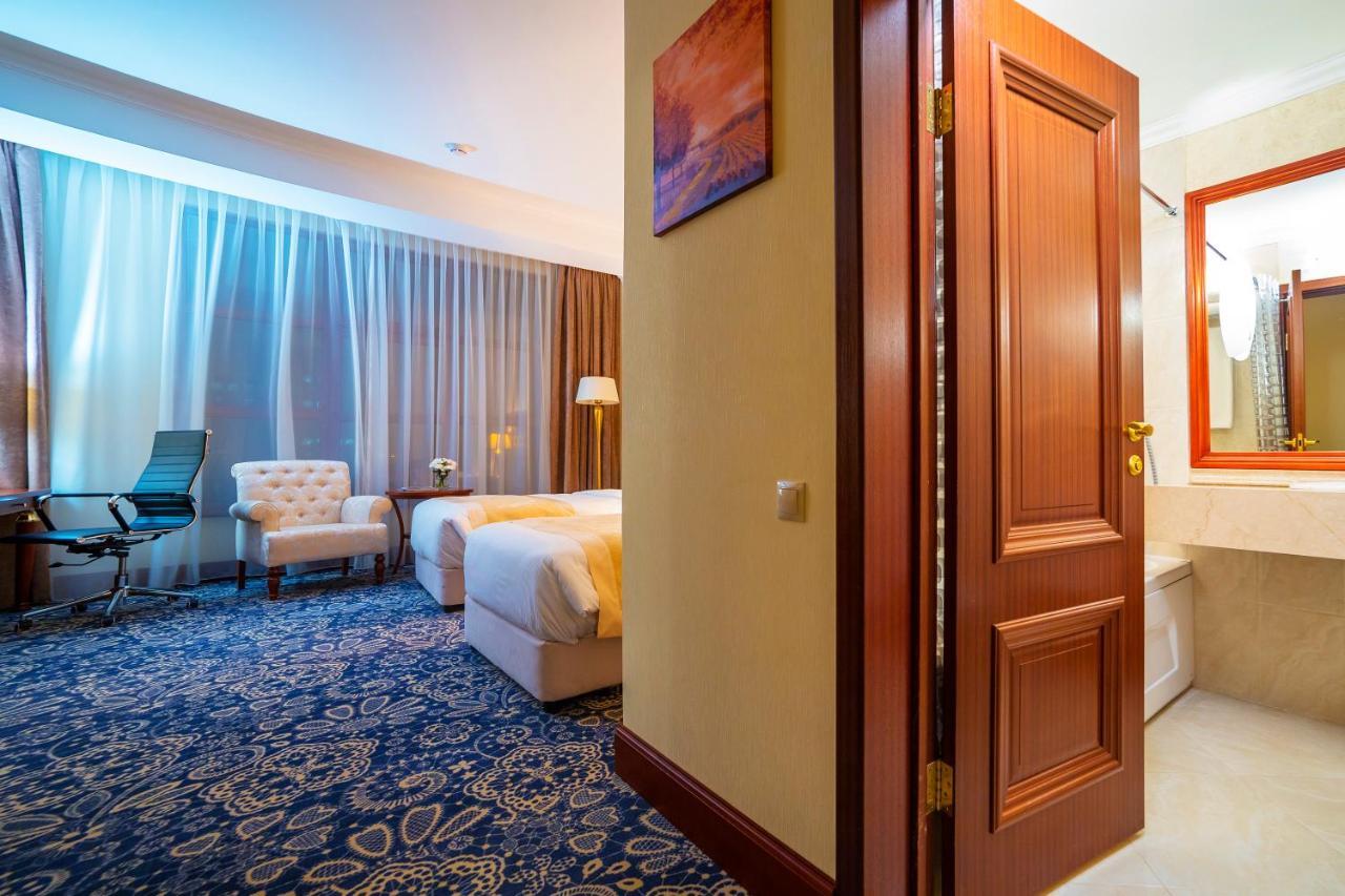 Ramada By Wyndham Almaty Hotell Exteriör bild