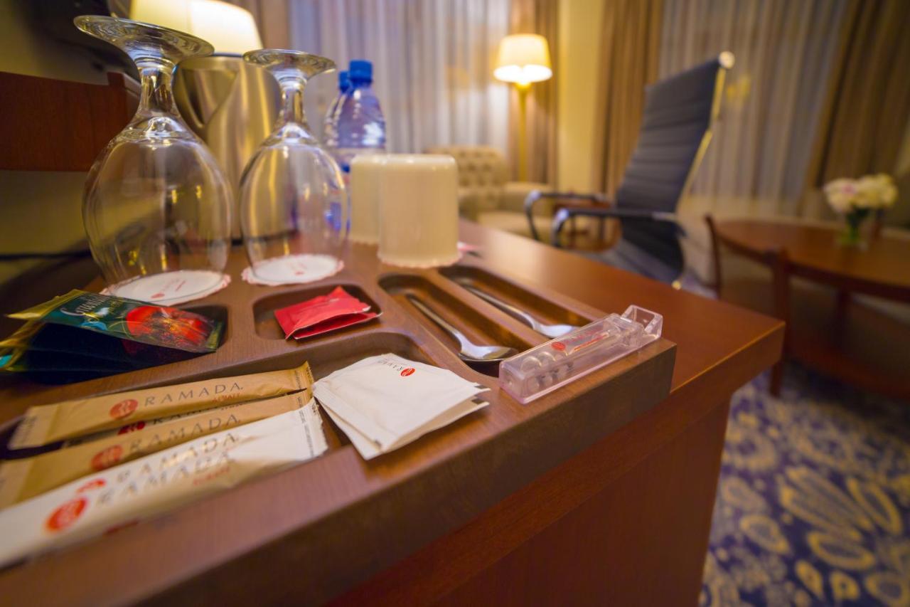 Ramada By Wyndham Almaty Hotell Exteriör bild
