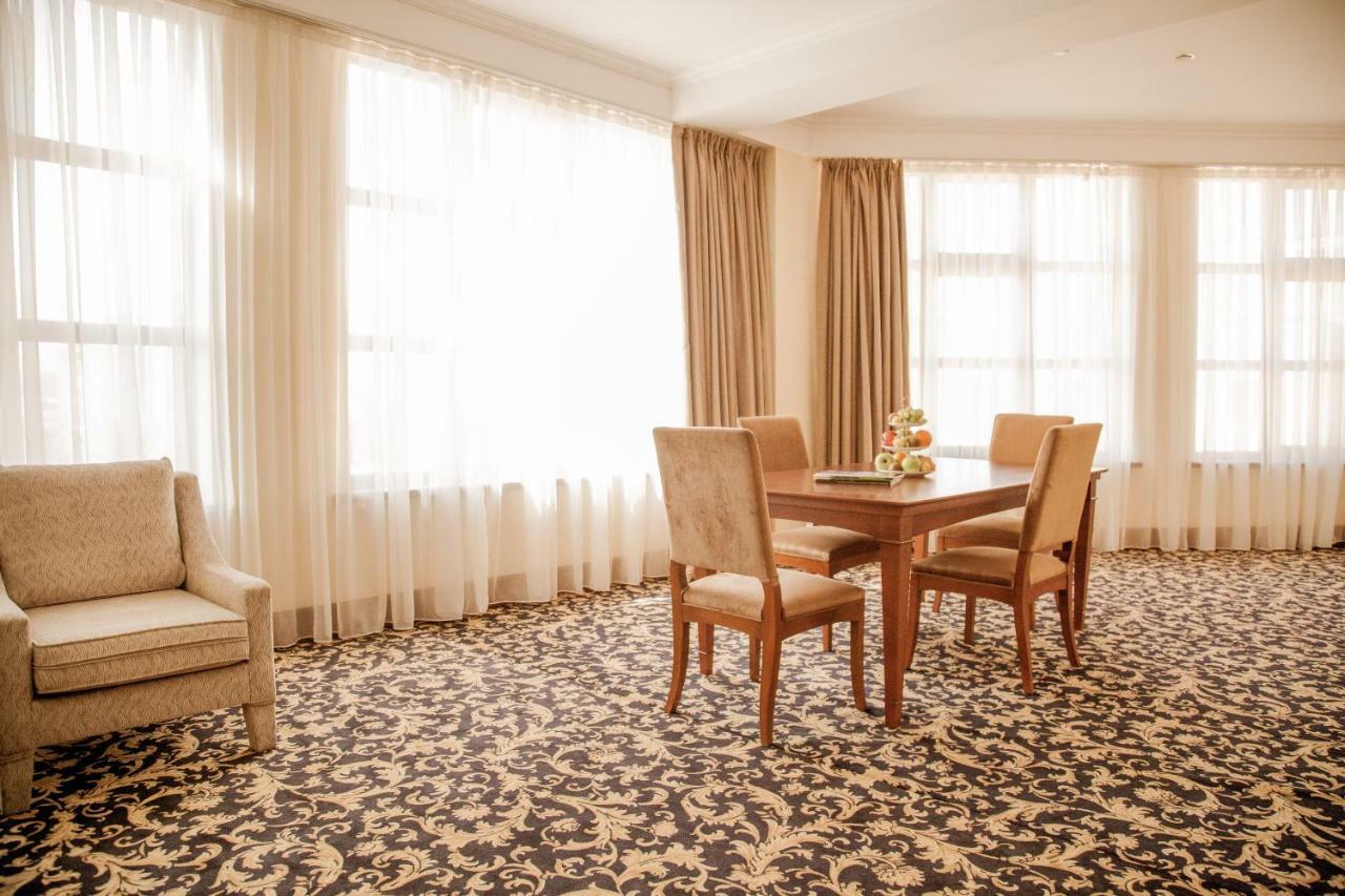 Ramada By Wyndham Almaty Hotell Exteriör bild