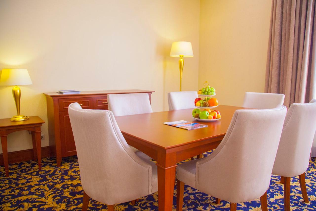 Ramada By Wyndham Almaty Hotell Exteriör bild
