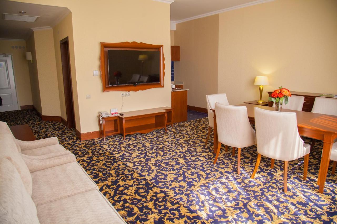 Ramada By Wyndham Almaty Hotell Rum bild