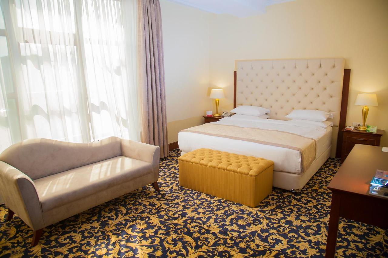 Ramada By Wyndham Almaty Hotell Rum bild